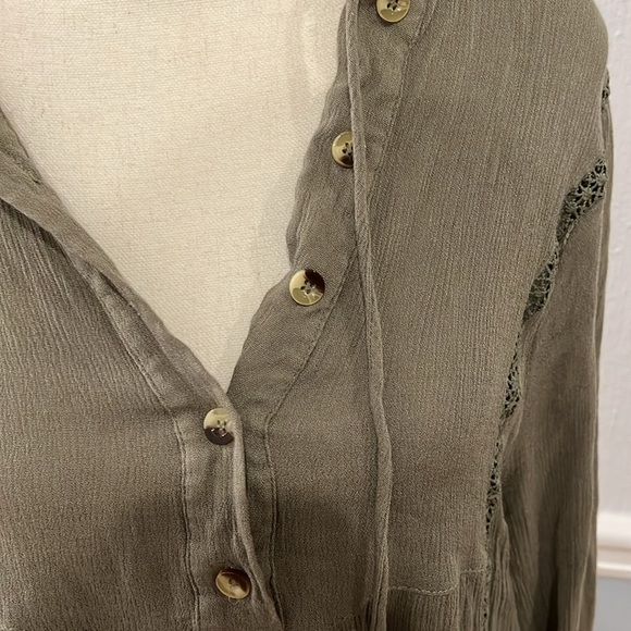 LIKE NEW ARMY GREEN LONG SLEEVE LOOSE BLOUSE WITH HOOD - SIZE SMALL - Picture 5 of 8